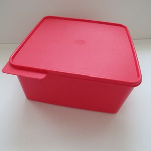 Vintage Tupperware Square Bright Pink Sandwich Keeper 8203A-2