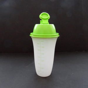 TUPPERWARE Quick Shake Container - 3 Pieces - Lime Green Numbers Lid - Mix and Shake - Milkshakes Gravy Salad Dressing Food Storage - NEW