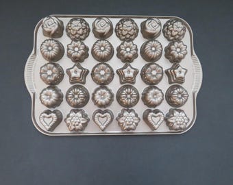 Molde para bizcochos y dulces Nordic Ware Bundt - Aluminio fundido - 30 mini bizcochos con forma de corazones, estrellas y rosas - Pastelero - Manualidades