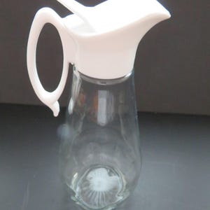 1960er Jahre Vintage Blockhaus Sirupkrug Weißer Kunststoff gießen Deckel Glas Sirup Zucker Milchkännchen Spender Retro Mid Century Modern Landhausküche