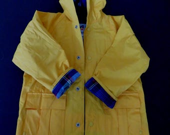 Chubasquero de PVC con capucha para niños de Misty Harbor, talla 6, amarillo brillante, unisex, forro a cuadros azules.