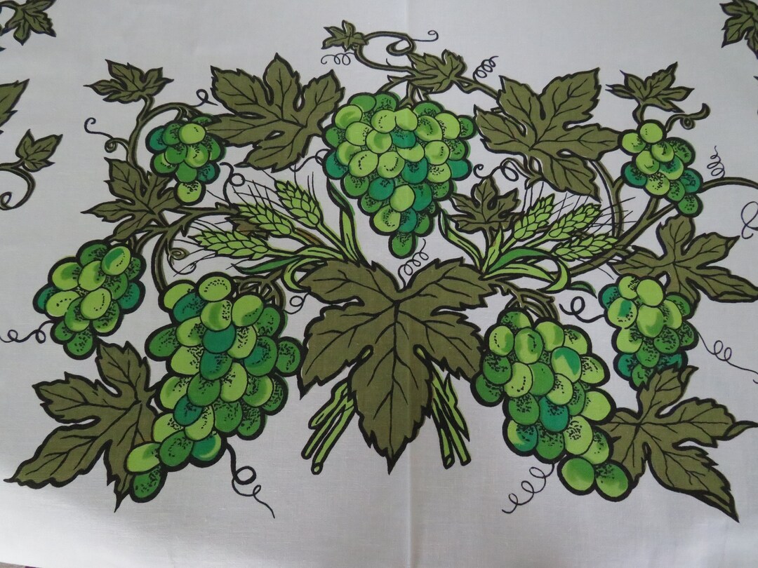 1970s Large Mid Century Grapes Theme Tablecloth by the Ryans Fallani Cohn Vineyards Grape Vines