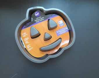Pumpkin Jack O Lantern Cake Pan by Wilton - Halloween Party Trick or Treaters - Baking Crafts - Gift