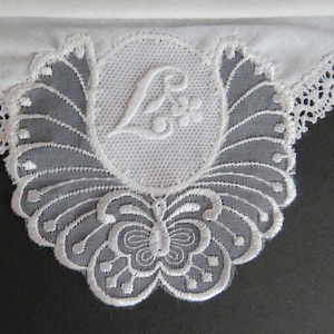 Pañuelo vintage blanco con la letra inicial L - Pañuelo bordado con encaje y monograma L - Mariposa bordada - Novia boda algo antiguo