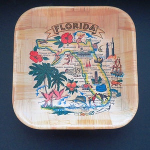 Jaren 1970 Florida Souvenir Vierkante Bamboe Bowl - Kaart Staat Florida Toeristische bezienswaardigheden Bezienswaardigheden - Hibiscus, sinaasappelbloesem, flamingo's - verzamelobject