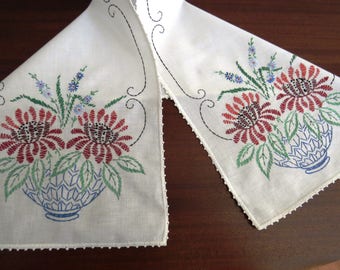 Lenço de cômoda bordado vintage dos anos 1970 - Vaso azul Flores marrons Nós de esqueço Caminho de mesa de samambaias - Toalhas de mesa com bordas de crochê - Presente