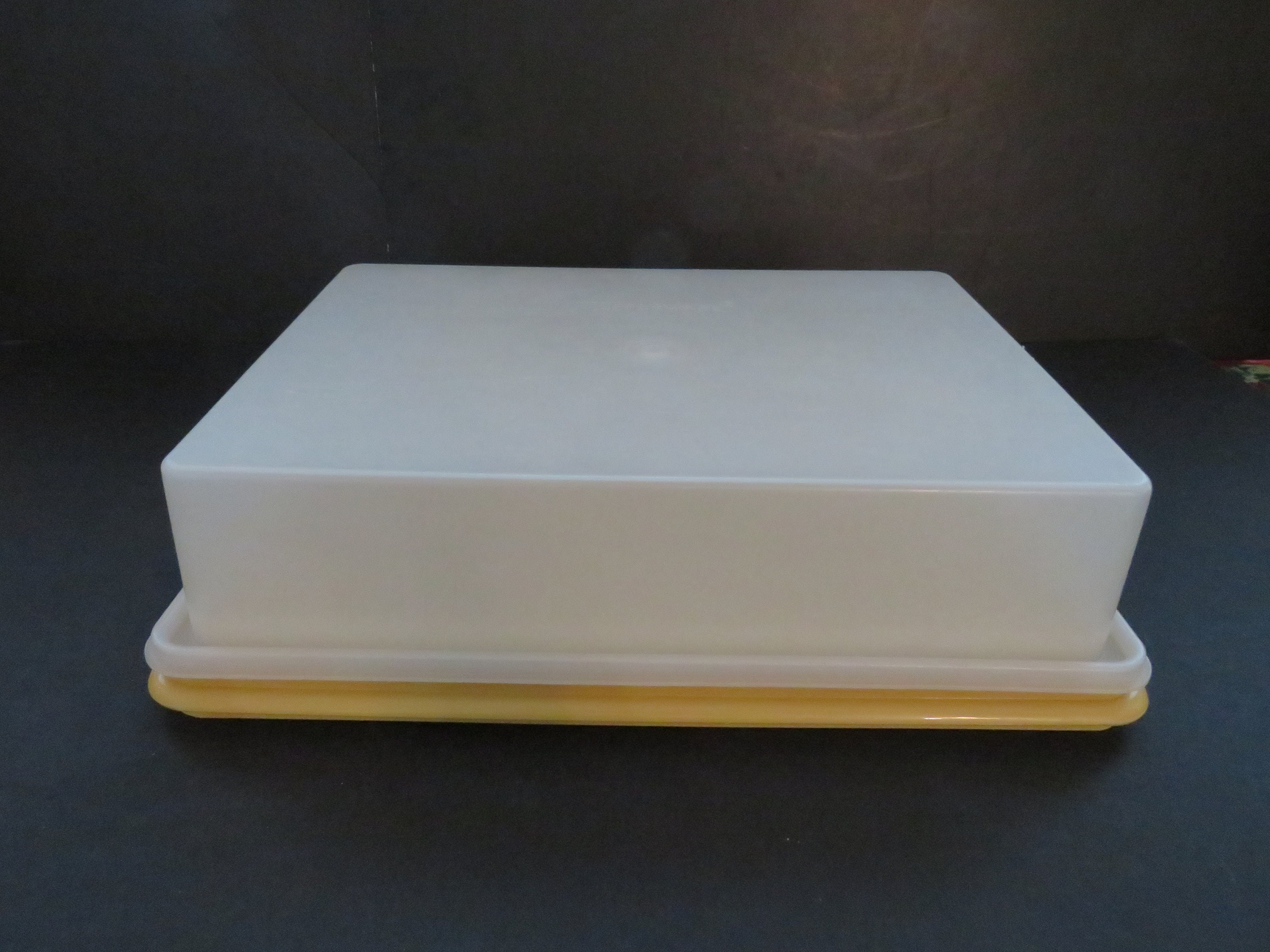 Tupperware Rectangular Sheet Cake Carrier #622-2 Harvest Gold w/ Handle 9x13