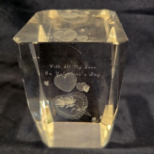 Pisapapeles de rosa y corazones entrelazados, cristal grabado con láser en 3D, 7,6 cm, San Valentín