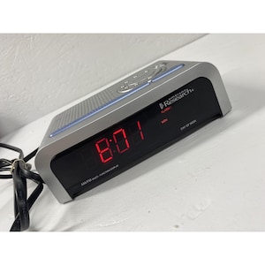Emerson Dual Alarm Clock Radio image 1
