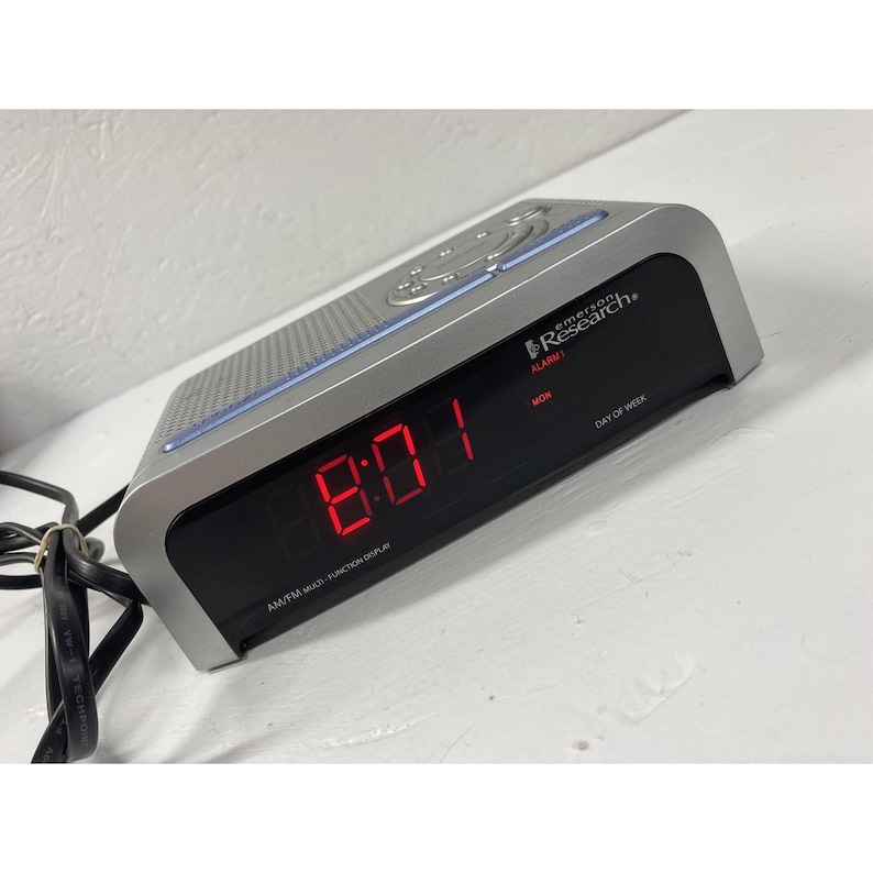 Emerson Dual Alarm Clock Radio image 1