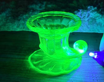 Portacandele vintage a forma di cornucopia in vetro verde uranio con effetto luminescente UV e vetro vaselina