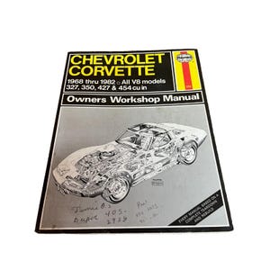 Può includere: Manuale di officina Haynes per modelli Chevrolet Corvette dal 1968 al 1982. La copertina presenta un'illustrazione dettagliata di una Corvette e include testo che indica i modelli coperti, inclusi i motori 327, 350, 427 e 454 pollici cubi.