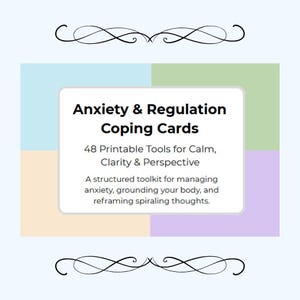 Könnte beinhalten: Eine weiße Karte mit dem Text "Angst & Regulations-Bewältigungskarten" auf pastellfarbenem Hintergrund. Die Karte verspricht 48 druckbare Werkzeuge für Ruhe, Klarheit und Perspektive, die zur Bewältigung von Angstzuständen und zur Umgestaltung von Gedanken dienen.