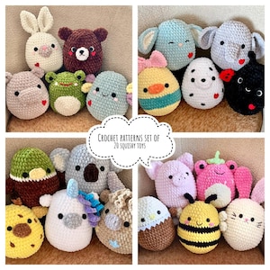Puede incluir: Una colección de veinte juguetes blandos de ganchillo con forma de animales, como un conejo, un oso, una rana, un elefante y un cerdo. Los juguetes son de varios colores, como blanco, marrón, verde y rosa. El texto "CROCHET PATTERNS SET OF 20 SQUISHY TOYS" está en el centro.
