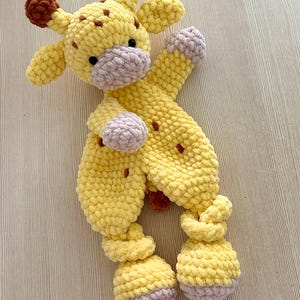 Puede incluir: Un juego de tres tazas de cerámica con un acabado mate moteado. Las tazas son en tonos crema, gris claro y gris oscuro. Cada taza tiene un diseño simple y minimalista y un asa redondeada.