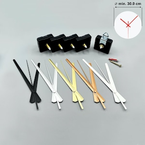 Può includere: Componenti per orologi. L'immagine mostra movimenti neri, lancette nere, bianche, dorate e ramate e un diagramma che indica un diametro minimo di 30,0 cm.