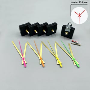 Könnte beinhalten: Uhrwerk-Kits mit schwarzen quadratischen Gehäusen, goldfarbenen Zeigern und farbigen Spitzen. Der Mindestdurchmesser des Zifferblatts beträgt 23,8 cm. Inklusive Schrauben und Zifferblattschablone.