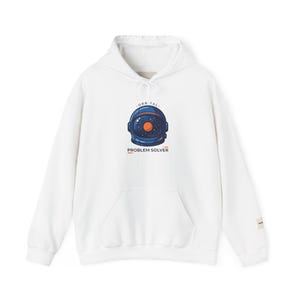 Op de afbeelding: Een set van drie keramische mokken met een gespikkelde, matte afwerking. De mokken zijn in crème, lichtgrijs en donkergrijs. Elke mok heeft een eenvoudig, modern ontwerp en een afgeronde handgreep.