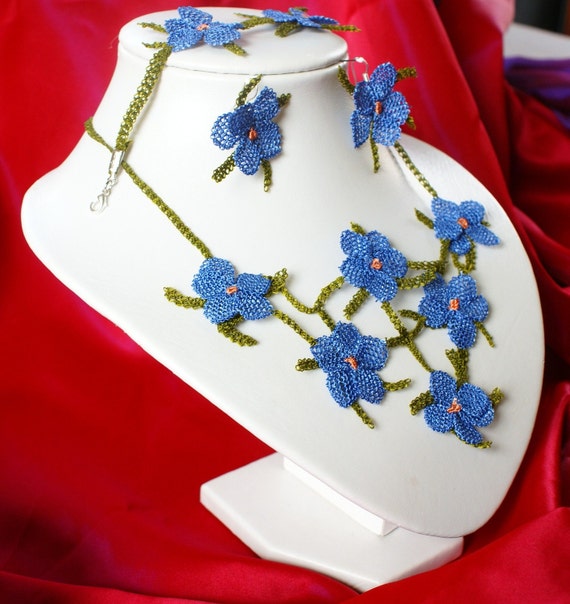 Items similar to Needle Lace Handmade Necklace Set on Etsy