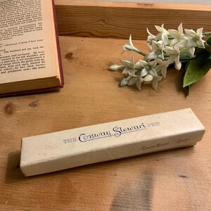 Może przedstawiać: Zestaw trzech ceramicznych kubk&oacute;w z nakrapianym, matowym wykończeniem. Kubki są w odcieniach kremu, jasnoszarym i ciemnoszarym. Każdy kubek ma prosty, nowoczesny design, idealny do kawy lub herbaty.