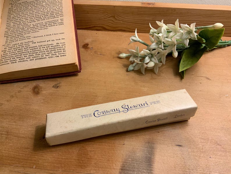 Może przedstawiać: Zestaw trzech ceramicznych kubk&oacute;w z nakrapianym, matowym wykończeniem. Kubki są w odcieniach kremu, jasnoszarym i ciemnoszarym. Każdy kubek ma prosty, nowoczesny design, idealny do kawy lub herbaty.