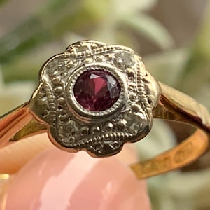 Anillo antiguo con racimo de rubíes y diamantes, talla P, oro de 18 quilates, estilo eduardiano con cabeza de margarita.