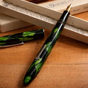 Zabytkowe pióro wieczne Conway Stewart – zielony marmurkowy celuloid, stalówka ze złota 14-karatowego, w pudełku, ok. lata 50. XX wieku zdjęcie 1