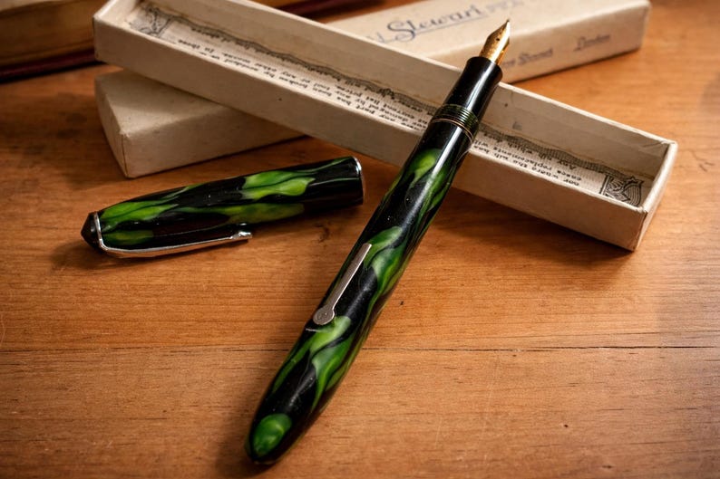 Zabytkowe pióro wieczne Conway Stewart – zielony marmurkowy celuloid, stalówka ze złota 14-karatowego, w pudełku, ok. lata 50. XX wieku zdjęcie 1