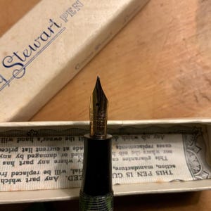 Zabytkowe pióro wieczne Conway Stewart – zielony marmurkowy celuloid, stalówka ze złota 14-karatowego, w pudełku, ok. lata 50. XX wieku zdjęcie 5