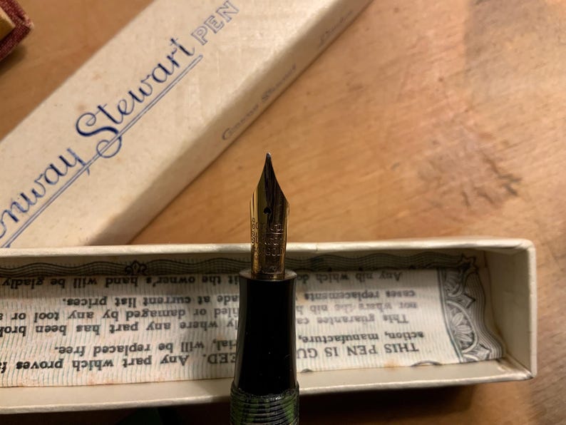 Zabytkowe pióro wieczne Conway Stewart – zielony marmurkowy celuloid, stalówka ze złota 14-karatowego, w pudełku, ok. lata 50. XX wieku zdjęcie 5
