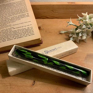 Może przedstawiać: Zestaw trzech ceramicznych kubk&oacute;w z nakrapianym, matowym wykończeniem. Każdy kubek ma inny kolor: jasnoniebieski, kremowy i szary. Kubki mają prosty, nowoczesny design i wygodny uchwyt.