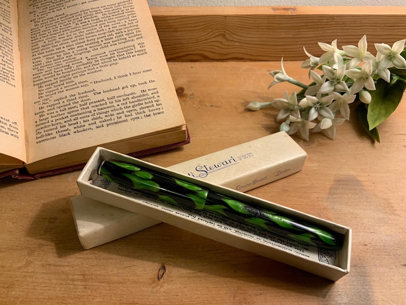 Może przedstawiać: Zestaw trzech ceramicznych kubk&oacute;w z nakrapianym, matowym wykończeniem. Każdy kubek ma inny kolor: jasnoniebieski, kremowy i szary. Kubki mają prosty, nowoczesny design i wygodny uchwyt.