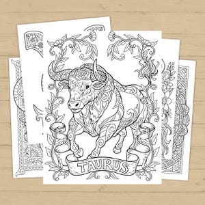 Può includere: Un mucchio di pagine da colorare in bianco e nero con intricati disegni zodiacali. L'immagine centrale è un'illustrazione dettagliata di un toro, con la parola "TAURUS" su uno striscione sottostante. Cornici floreali e ornamentali incorniciano le immagini.