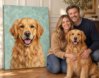 Puede incluir: Un lienzo rectangular que presenta un retrato pintado de un golden retriever con un fondo azul claro texturizado. El perro tiene pelaje dorado, ojos oscuros y la boca abierta con una lengua rosada, igual al perro real que está al lado.