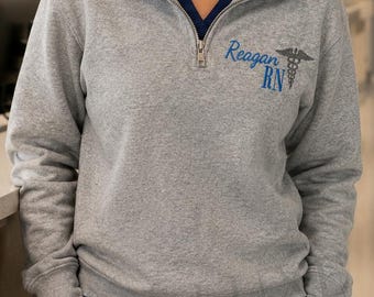 Sudadera con cremallera de un cuarto y diseño de caduceo de enfermera, jersey bordado de enfermera, sudadera con cremallera de un cuarto para enfermera registrada, regalo para enfermera, sudadera para personal médico, chaqueta de enfermera
