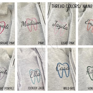 Puede incluir: Sudaderas grises claras con cremallera de un cuarto con nombres bordados y dise&ntilde;os de dientes. Los colores del hilo incluyen rosa brillante, rosa, rosa claro, coral, lila claro, jade nublado, iris salvaje y verde cazador. El texto "THREAD COLORS/ NAMES: GRAY" est&aacute; en la parte superior.