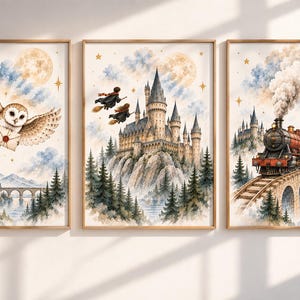 Könnte beinhalten: Ein Set aus drei gerahmten Wandbildern im Aquarellstil. Das erste zeigt eine Eule mit einem Brief über einem Schloss. Das zweite zeigt zwei Figuren auf Besen in der Nähe eines Schlosses. Das dritte zeigt einen Dampfzug auf einer Steinbrücke.