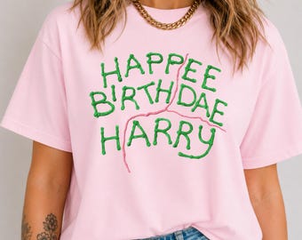 ハリーの誕生日おめでとうTシャツ：ミニマリストな魔法使いの誕生日Tシャツ