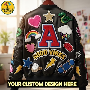 Könnte beinhalten: Schwarze Bomberjacke mit bunten Aufnähern, darunter ein großes "A", ein Regenbogen, Herzen, ein Stern und die Worte "Good Vibes". Die Jacke hat auch Skateboard- und Blitz-Patches. Der Text "YOUR CUSTOM DESIGN HERE" befindet sich unten.