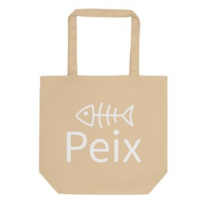 Puede incluir: Bolso tote beige con un gráfico de espina de pescado blanco y la palabra "Peix" impresa debajo. El bolso tiene forma rectangular con un asa y está hecho de tela de color natural. El diseño es simple y limpio.