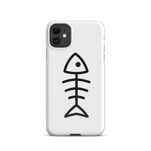 Puede incluir: Funda de teléfono blanca con un diseño de espina de pescado negra. El gráfico es una ilustración sencilla y estilizada de un esqueleto de pez. La funda está diseñada para adaptarse a un teléfono inteligente, ofreciendo protección y una estética única.