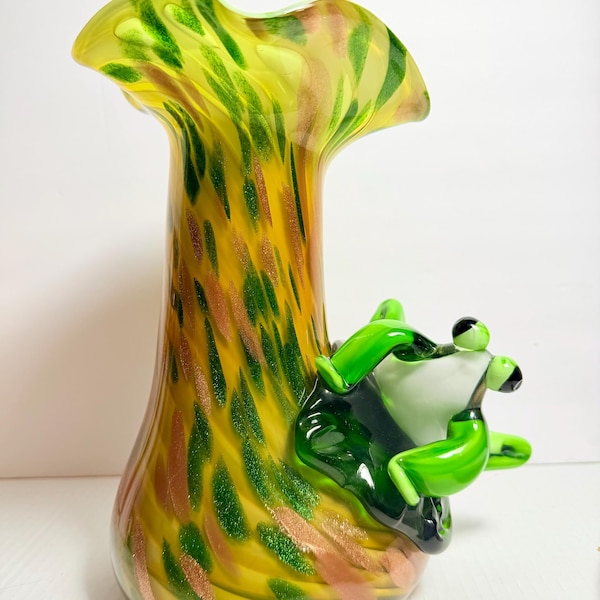 Vase en verre soufflé à la main avec grenouille, décor naturel travaillé au chalumeau, tons cuivre jaune vert