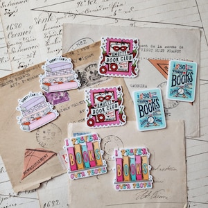 Peut inclure: Un ensemble de huit autocollants rectangulaires et découpés présentant des illustrations et du texte sur le thème des livres. Les motifs incluent des piles de livres avec le texte Sorry I Can't, un timbre rose Smutty Book Club, et des dos de livres colorés avec le texte I Prefer Books Over People ou So Many Books So Little Time.