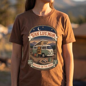Maglietta "Van Life Mom", regalo ideale per mamme che viaggiano in camper o in stile road school, perfetta per famiglie nomadi. immagine 12