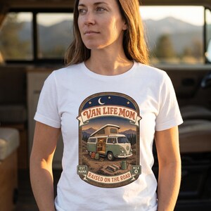 Maglietta "Van Life Mom", regalo ideale per mamme che viaggiano in camper o in stile road school, perfetta per famiglie nomadi. immagine 3