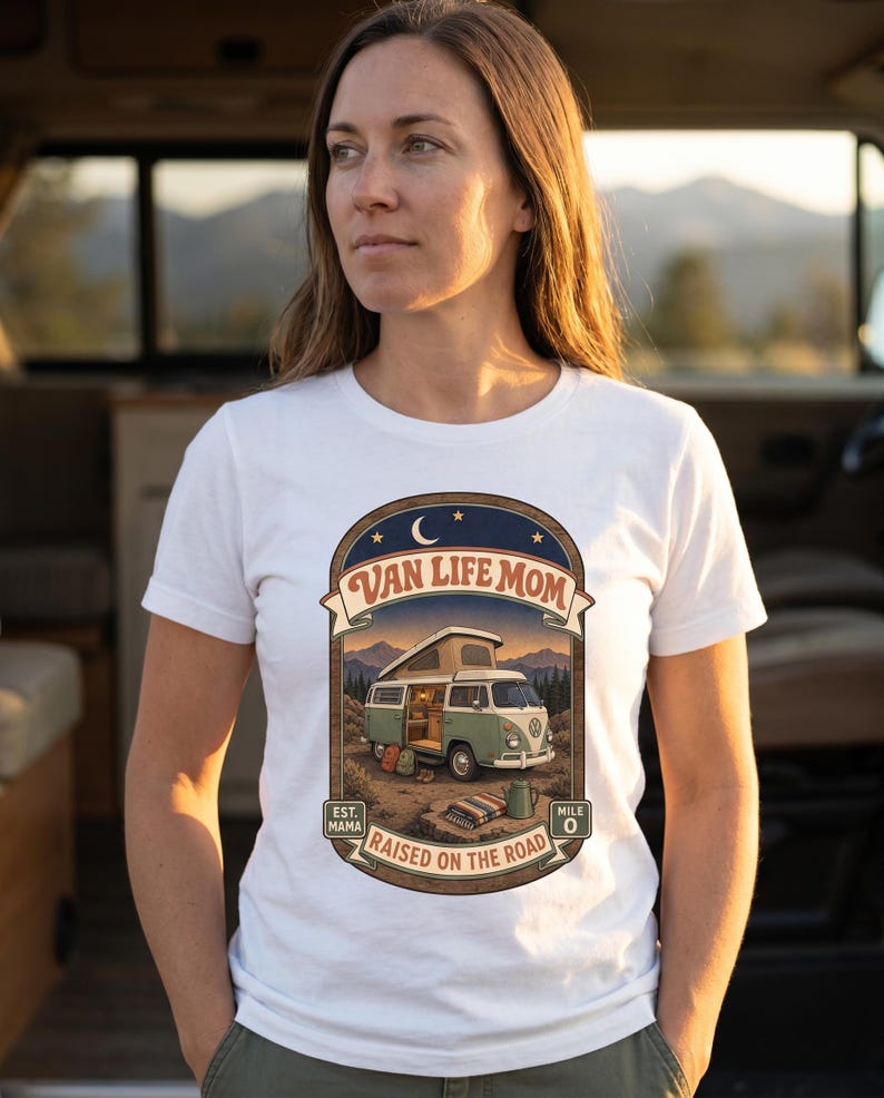 Maglietta "Van Life Mom", regalo ideale per mamme che viaggiano in camper o in stile road school, perfetta per famiglie nomadi. immagine 3