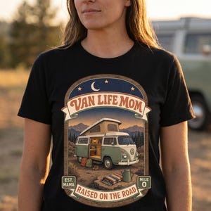 Maglietta "Van Life Mom", regalo ideale per mamme che viaggiano in camper o in stile road school, perfetta per famiglie nomadi. immagine 8