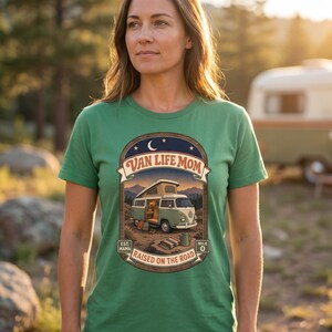 Maglietta "Van Life Mom", regalo ideale per mamme che viaggiano in camper o in stile road school, perfetta per famiglie nomadi. immagine 5