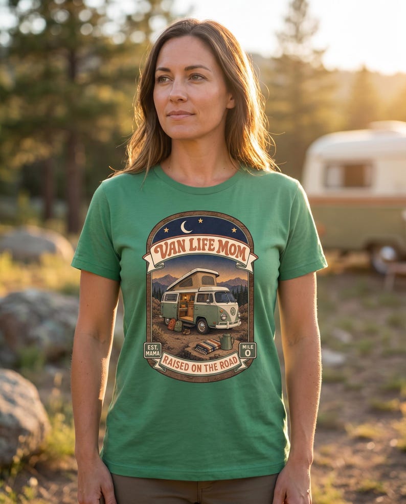 Maglietta "Van Life Mom", regalo ideale per mamme che viaggiano in camper o in stile road school, perfetta per famiglie nomadi. immagine 5