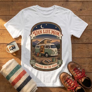 Maglietta "Van Life Mom", regalo ideale per mamme che viaggiano in camper o in stile road school, perfetta per famiglie nomadi. immagine 16